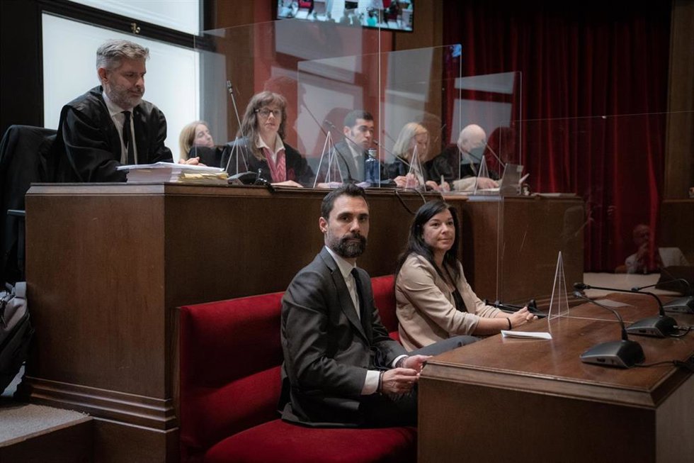 El expresidente del Parlament y conseller de Empresa, Roger Torrent y la exsecretaria cuarta del Parlament Adriana Delgado, durante el juicio en el Tribunal Superior de Justicia de Cataluña (TSJC), a 5 de octubre de 2022, en Barcelona, Catalunya (España