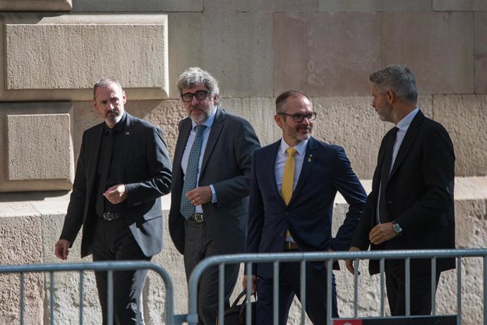 (I-D) El exdiputato de Junts per Catalunya (JxCat), Josep Costa, el abogado Jordi Pina, y el exdiputado de Junts, Eusebi Campdepadrós, vuelven a entrar, tras la deliberación, en el juicio en el Tribunal Superior de Justicia de Cataluña (TSJC).