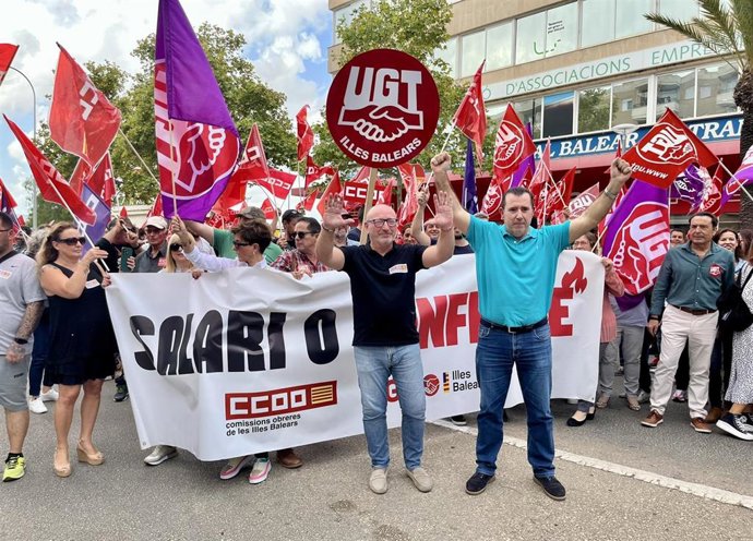 Un momento de la protesta, frente a la sede de la CAEB, en Palma.