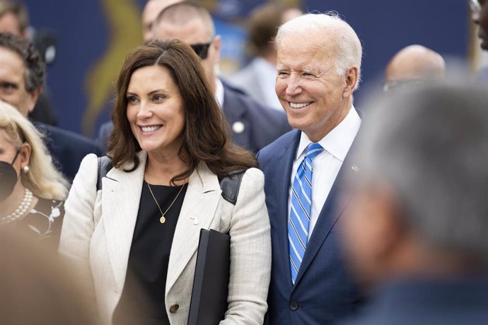 La gobernadora demócrata de Michiga, Gretchen Whitmer, y el presidente de Estados Unidos, Joe Biden.