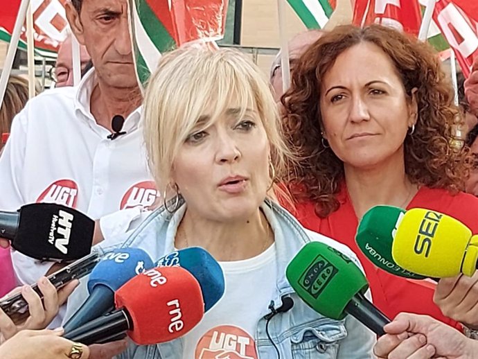 Las secretarias generales en Andalucía de UGT, Carmen Castilla (centro) y CCOO, Nuria López.