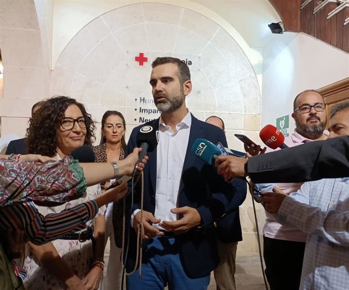 El portavoz de la Junta de Andalucía, Ramón Fernández-Pacheco, atiende a los medios en una imagen de archivo.