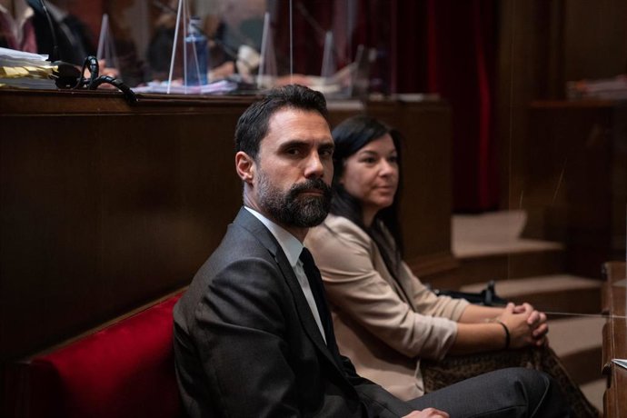 El expresidente del Parlament y conseller de Empresa, Roger Torrent y la exsecretaria cuarta del Parlament Adriana Delgado, durante el juicio en el Tribunal Superior de Justicia de Cataluña (TSJC), a 5 de octubre de 2022, en Barcelona, Catalunya (España