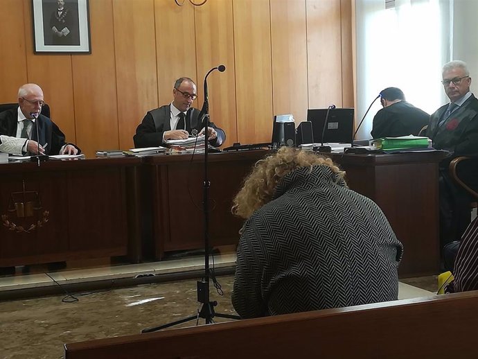 Archivo - La mujer condenada por el atropello mortal en Sineu de 2016, en el banquillo durante el juicio en 2018 en Palma.
