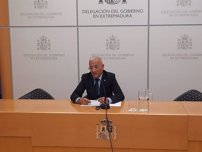 El subdelegado de Gobierno en Badajoz, Francisco Mendoza, valora una rueda de prensa los PGE en Extremadura.