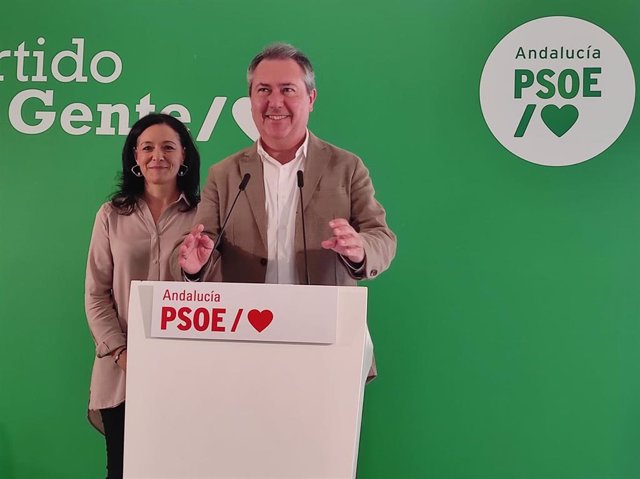 Espadas interviene, secundado por la secretaria general del PSOE en Córdoba, Rafi Crespín.