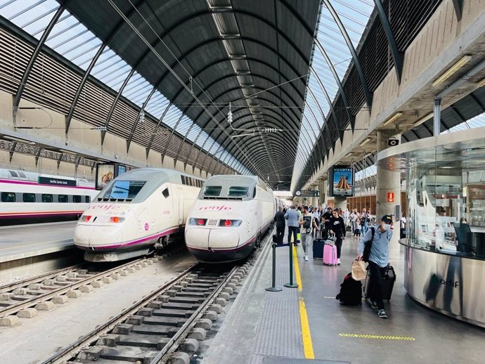 AVE con destino Valencia en la estación de Santa Justa de Sevilla