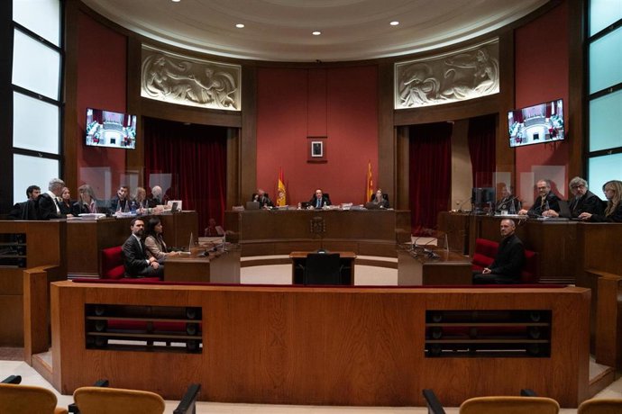 El expresidente del Parlament y conseller de Empresa, Roger Torrent y la exsecretaria cuarta del Parlament Adriana Delgado (i) y los exdiputatos de JxCat, Eusebi Campdepadrós (1d) y Josep Costa (2d), que ejerce su defensa durante el juicio en el TSJC.