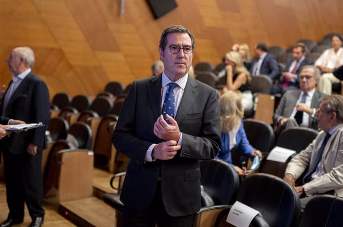 El presidente de la CEOE, Antonio Garamendi, a su llegada a la presentación de su libro La Edad Democrática, en el auditorio del Museo Nacional del Prado, a 6 de octubre de 2022, en Madrid (España). José María Michavila fue secretario de Estado y mini