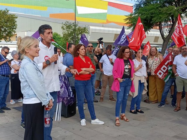 Las secretarias generales en Andalucía de UGT y CCOO, Carmen Castilla y Nuria López han participado en la movilización con motivo de la Jornada Mundial por el Trabajo Decente, que convoca la Confederación Sindical Internacional en Huelva.