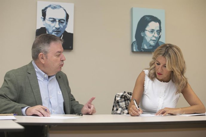 El presidente de la Academia de la Llingua Asturiana, Xosé Antón González Riaño y la ministra de Trabajo y Economía Social y vicepresidenta segunda del Gobierno, Yolanda Díaz, se reúnen durante su visita a la Academia de la Llingua Asturiana.