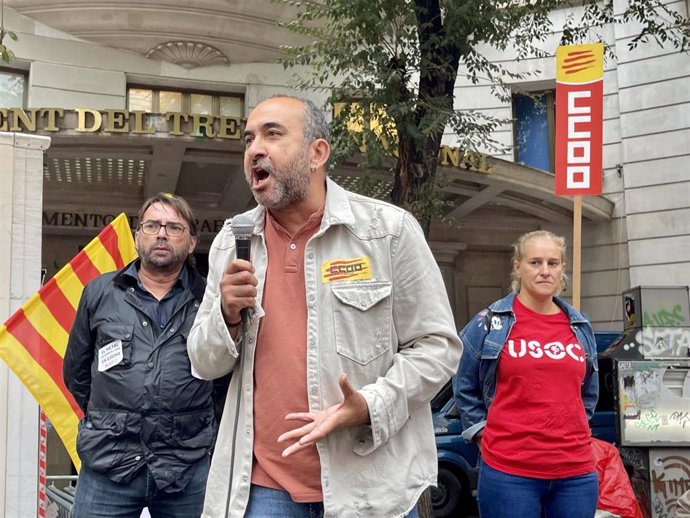 El secretario general de CC.OO. De Catalunya Javier Pacheco, el de UGT Camil Ros y la de la USOC María Recuero ante la sede de Foment del Treball en Barcelona, a viernes 7 de octubre de 2022, en Barcelona, Catalunya (España)