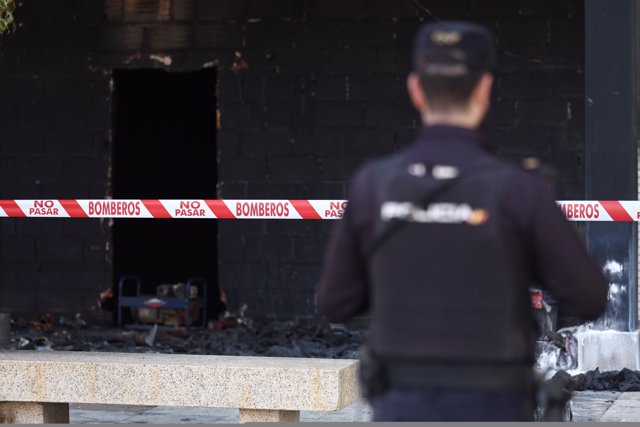 Un agente de policía observa la zona quemada en un local comercial de Alcorcón tras una explosión, a 7 de octubre de 2022, en Alcorcón, Madrid (España). 