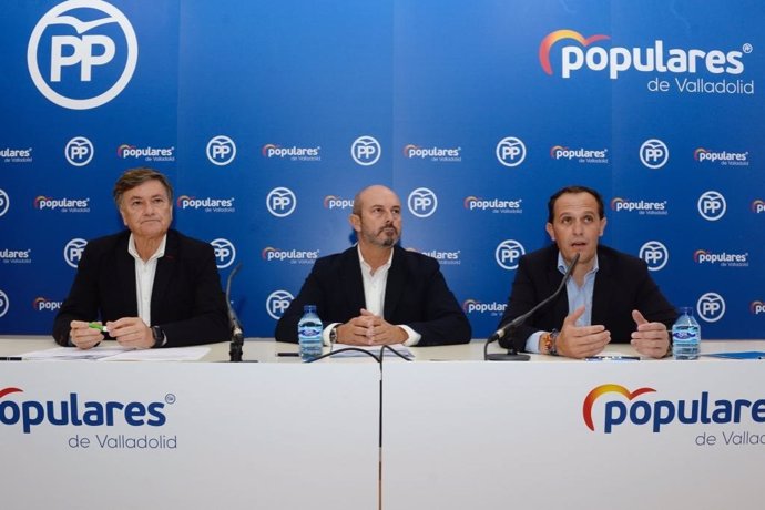 Vázquez, Rollán i Íscar en la roda de premsa celebrada en la nou seu provincial del partit