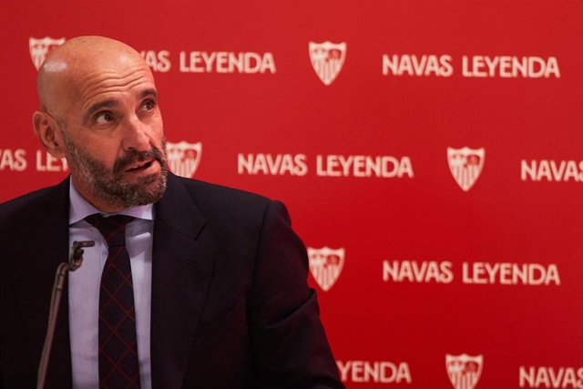 Archivo - El director deportivo del Sevilla, Ramón Rodríguez 'Monchi', en rueda de prensa. 