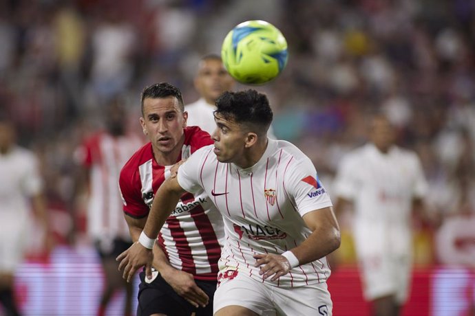 Archivo - Alex Berenguer of Athletic Club and Marcos Acuna of Sevilla FC in action during the spanish league, La Liga Santander, football match played between Sevilla FC and Athletic Club at Ramon Sanchez-Pizjuan stadium on May 22, 2022, in Sevilla, Spa