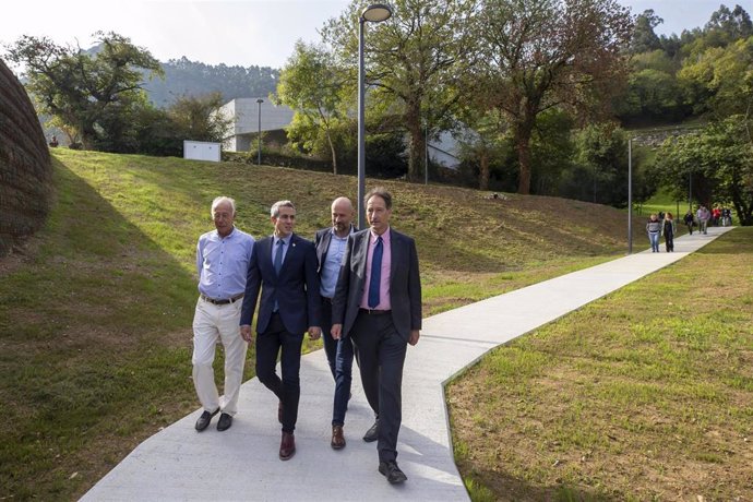 El vicepresidente y consejero de Cultura, Pablo Zuloaga, y el consejero de Obras Públicas, José Luis Gochicoa, inauguran el acceso al Centro de Interpretación del Arte Rupestre de Puente Viesgo