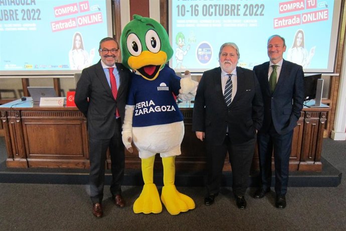 El director general de Feria de Zaragoza, Rogelio Cuairán, junto a la mascota, pato Quino, el presidente de Honor de la Cámara de Comercio de Zaragoza, Manuel Teruel, y el director de Desarrollo de Negocio de Feria de Zaragoza, Alberto J. López.