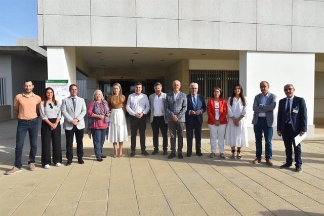Autoridades en el inicio de las obras para la reparación de los desperfectos en Hospital de la Costa de Huelva.