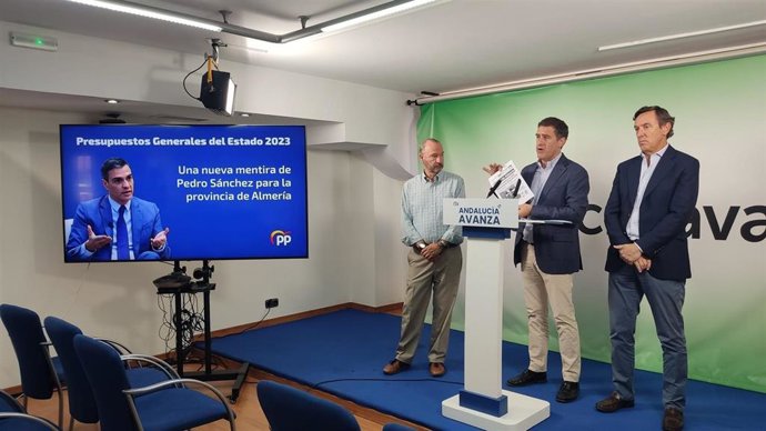 Castellón junto Rodríguez-Comendador y Hernando en rueda de prensa