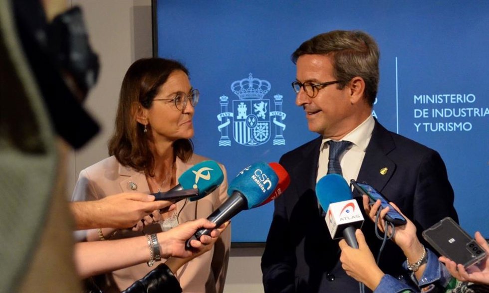 Atención a medios de la ministra de Industria, Comercio y Turismo, Reyes Maroto, y el consejero de Político Industrial y Energía, Jorge Paradela