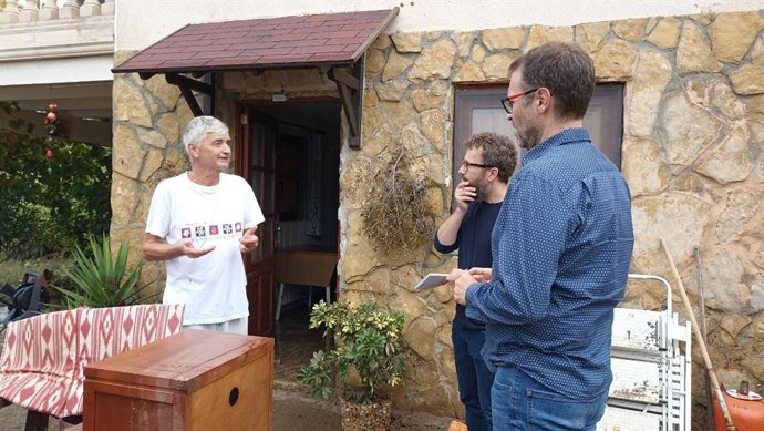 El alcalde de Manacor, Miquel Oliver, visita a un vecino afectado por la tormenta.
