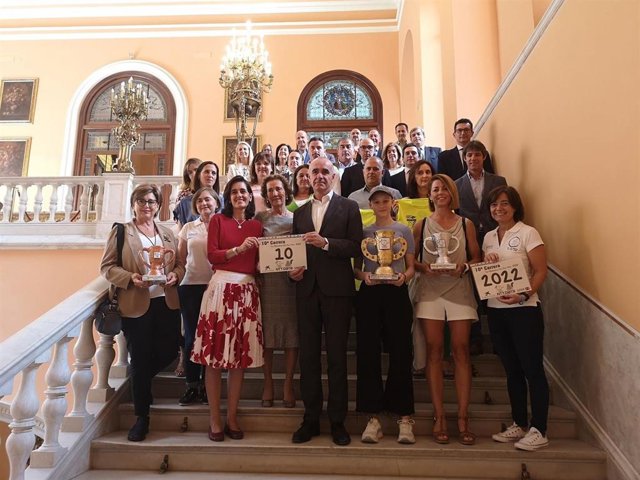 El alcalde de Sevilla, Antonio Muñoz, y la delegada territorial de Fomento de la Junta en Sevilla, Susana Cayuelas, en la presentación de 'Tus kilómetros nos dan vida'.