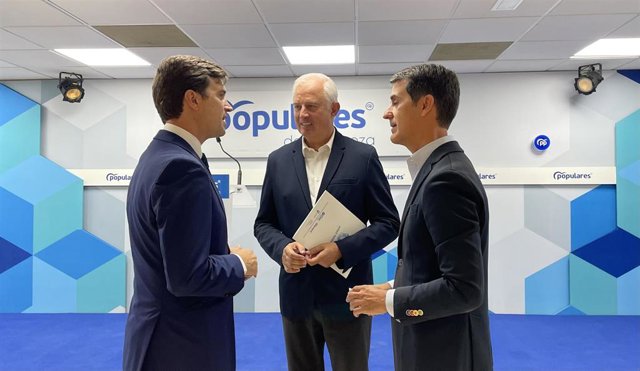 De izquierda a derecha, el presidente del PP-Zaragoza, Ramón Celma, y los diputados nacionales en el Congreso, Eloy Suárez y Pedro Navarro, en la sede del partido en la capital aragonesa.