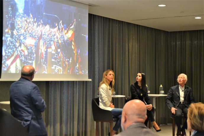 La diputada del PP Cayetana Álvarez de Toledo junto a la líder de Cs, Inés Arrimadas, y el dramaturgo Albert Boadella, durante el acto.
