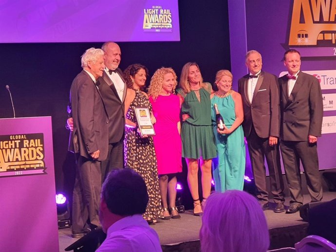 La delegación de Metrotenerife recibe los 'Global Light Rail Awards' por la emisión de bonos verdes