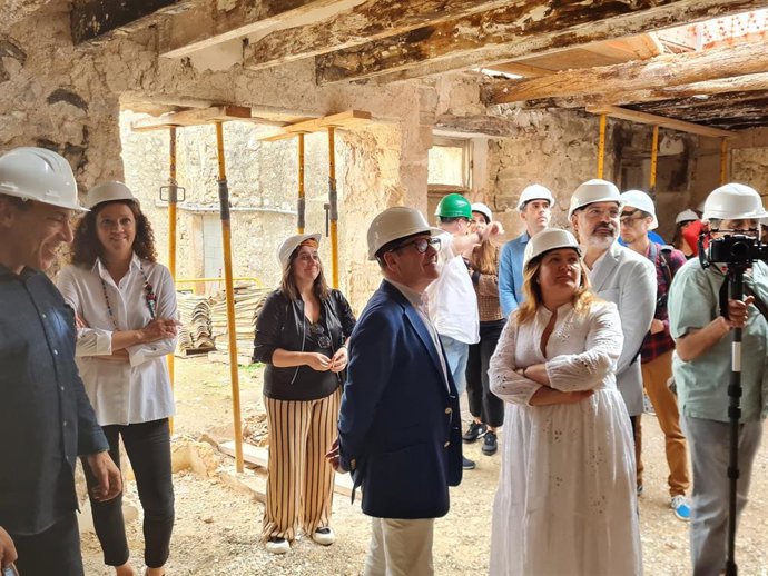 Govern, Consell y Ayuntamiento de Monturi visitan las Casas de Son Fornés para conocer las obras del futuro Centro Arqueológico