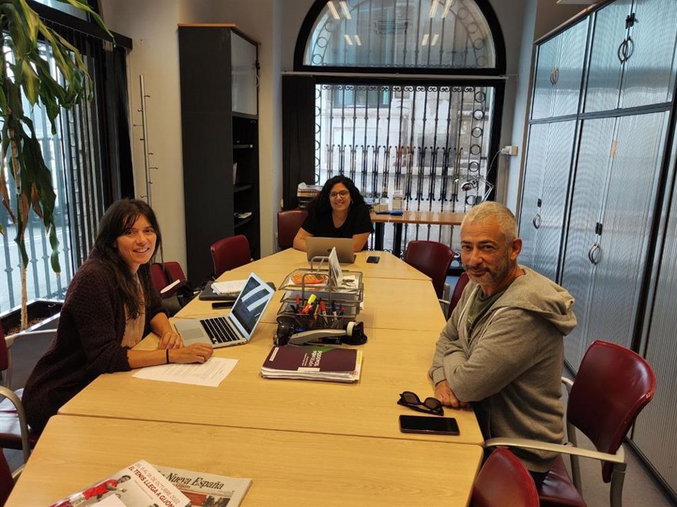 Reunión de Laura Tuero, portavoz de Podemos-Equo Xixón, con Pedro García, representante de la asamblea de trabajadores de Fundación Metal, en el Ayuntamiento de Gijón