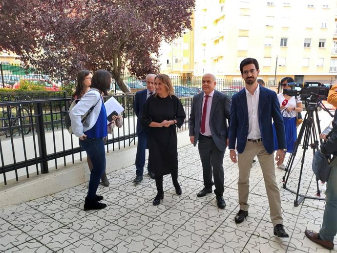 La consejera de Educación, Rocío Lucas, centro, a su llegada al Conservatorio Superior de Música de Castilla y León en Salamanca