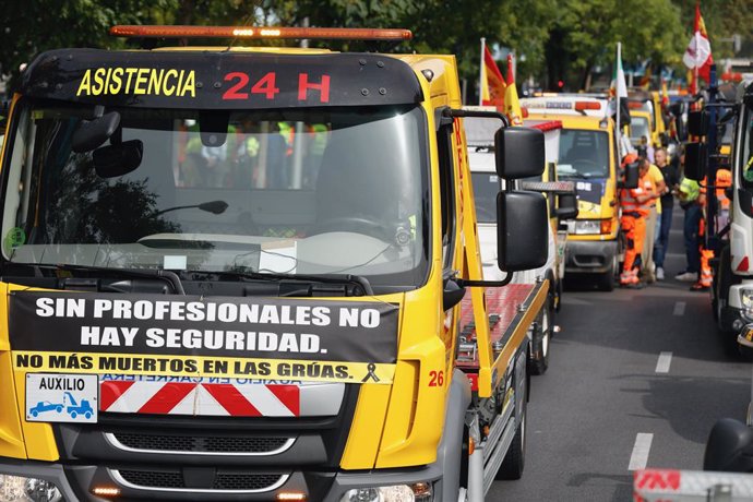 Varias grúas durante una protesta por la uberización del sector, a 7 de octubre de 2022, en Madrid (España). La concentración ha sido impulsada por la Asociación Nacional de Empresas de Salvamento y Auxilio en Vías Públicas (ANESAV) y la Alianza Nacio