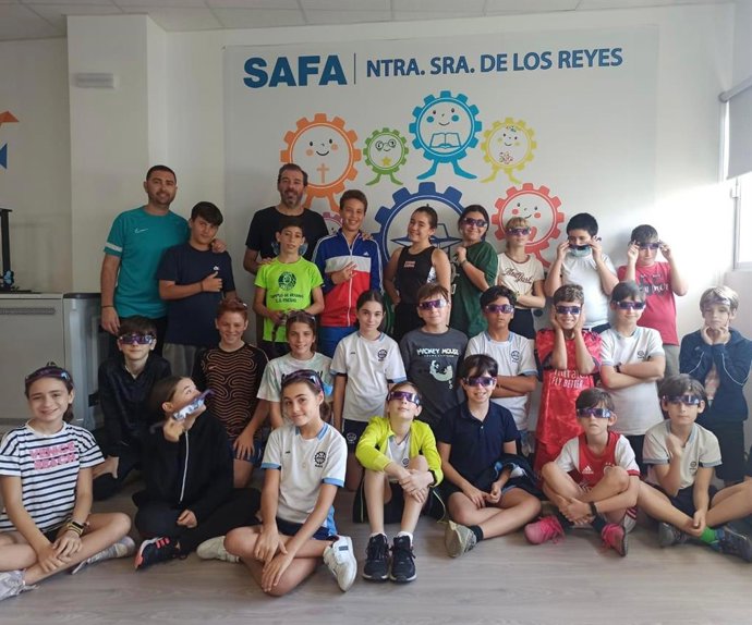 Rafael Martínez, uno de los embajadores de Airbus España para la Semana Mundial del Espacio en Sevilla, en el Colegio SAFA Nuestra Señora de los Reyes con alumnos de quinto y sexto de Primaria.