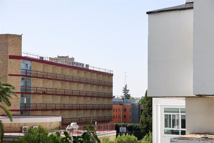 El Colegio Mayor Santa Mónica frente al Colegio Mayor Elías Ahúja 