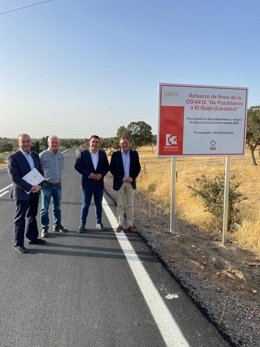 Fernández y Palomares (dcha.), en la carretera de El Guijo donde ha intervenido la institución provincial.