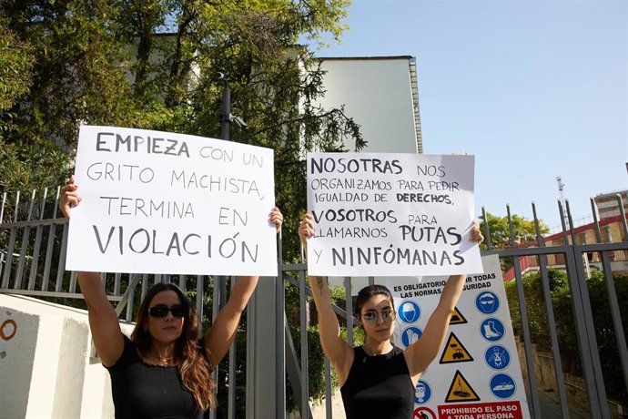 Dos alumnas del Colegio Mayor Santa Mónica 