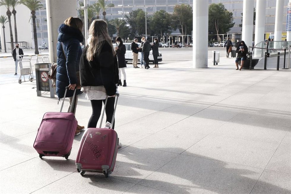 Archivo - Varias personas a las afueras del aeropuerto de Palma. 