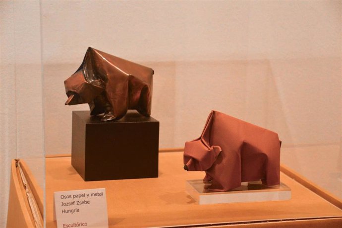Exposición Origami, el arte del papel plegado en el Centro Cultural Hispano-Japonés de Salamanca.