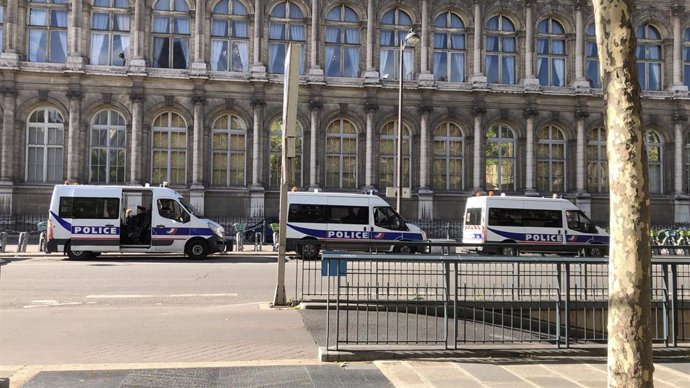 El colectivo La Chapelle Debout irrumpe en el Ayuntamiento de París para protestar contra la política migratoria