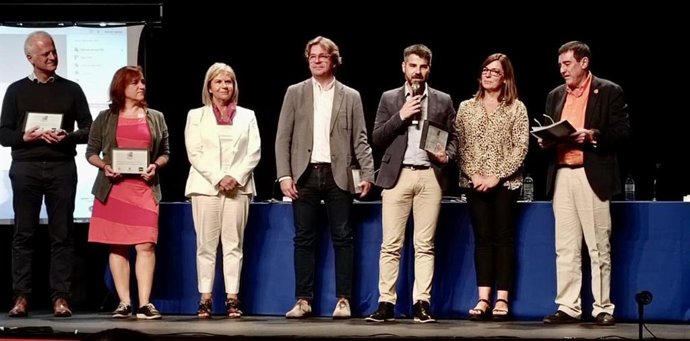 El conseller de Presidencia del Consell de Mallorca, Javier de Juan, recoge el premio 'Buenas Prácticas en Atención Domiciliaria' otorgado al IMAS.