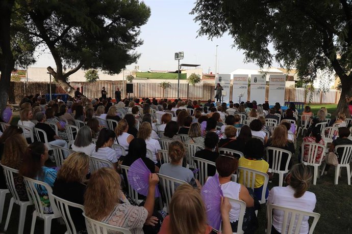 El alcalde de La Rinconada, Javier Fernández, asiste al encuentro organizado en la Hacienda Santa Cruz para presentar la nueva edición de 'Mujer-es'.