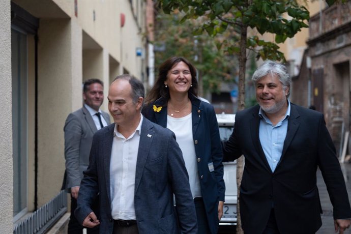El secretario general de Junts, Jordi Turull; la presidenta de Junts, Laura Borrs, y el líder de Junts en el Parlament, Albert Batet, llegan a la sede de Junts este viernes por la tarde.