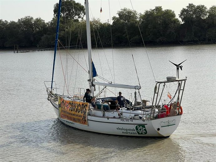 El velero de Ecologistas en Acción en Coria