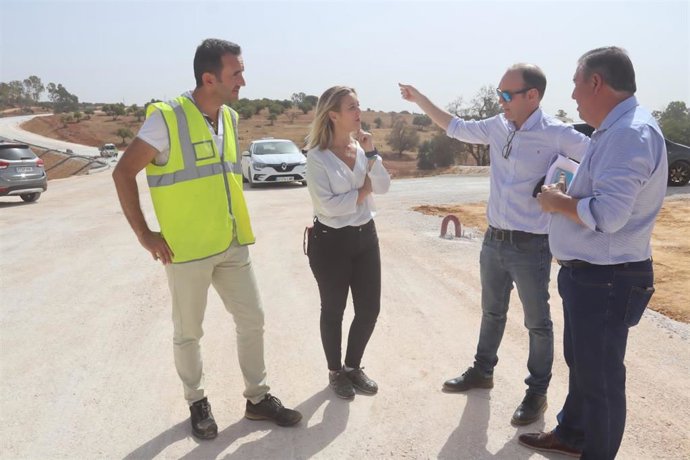 La alcaldesa, Ana Isabel Jiménez, segunda por la derecha, en su visita a las obras del vial que enlaza la A-392 con la A-8033 que llega hasta el Puente del Dragón.