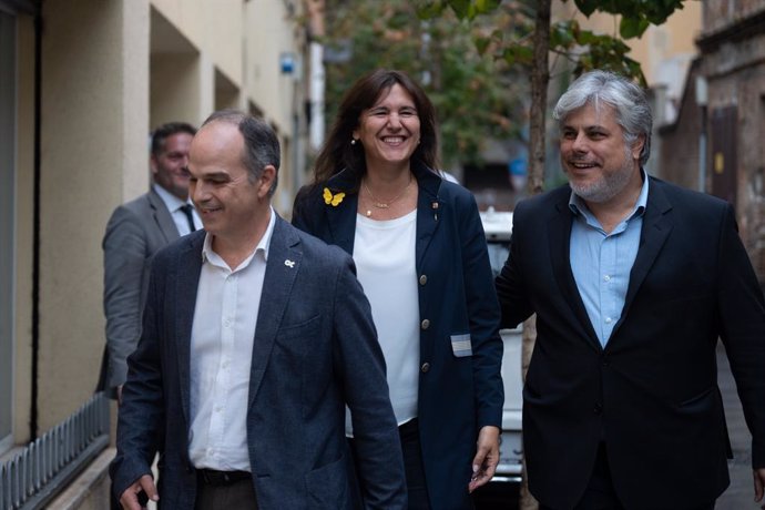 (I-D) El secretario general de Junts, Jordi Turull; la presidenta de Junts, Laura Borrs y el líder del partido en el Parlament, Albert Batet, antes de que termine la votación de Junts, en las puertas de la sede de la formación, a 7 de octubre de 2022, 