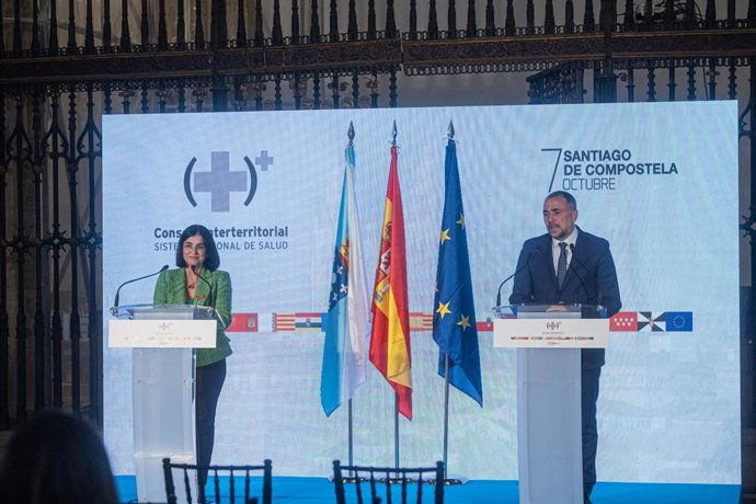 La ministra de Sanidad, Carolina Darias, comparece en rueda de prensa junto al consejero de Sanidad de Galicia, Julio García Comesaña, tras la reunión del Consejo Interterritoria del SNS, a 7 de octubre de 2022, en Santiago de Compostela,