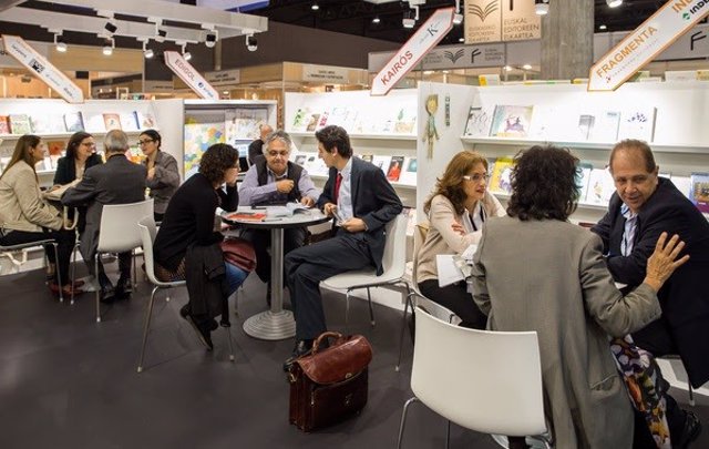 Imagen de una reunión dentro de La Feria Internacional del Libro Liber
