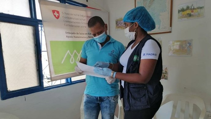 Archivo - Dos cooperantes.